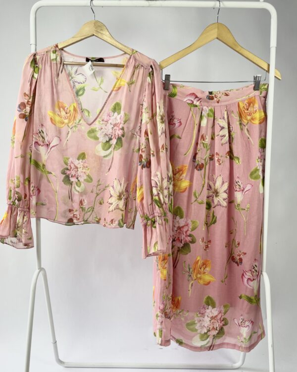 Conjunto rosa estampado saia e blusa MIXED - P - VENDIDO SISTEMA OTO