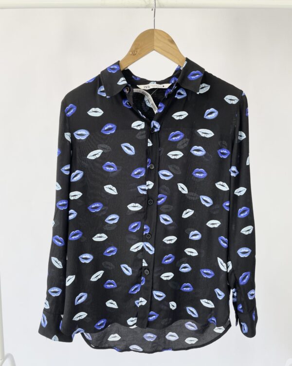 Camisa preta com estampa azul ZARA - M - VENDIDO SISTEMA OTO