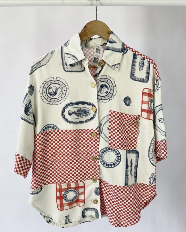 Camisa branca com estampa vermelha e azul ANPÔ - M - VENDIDO SISTEMA OTO