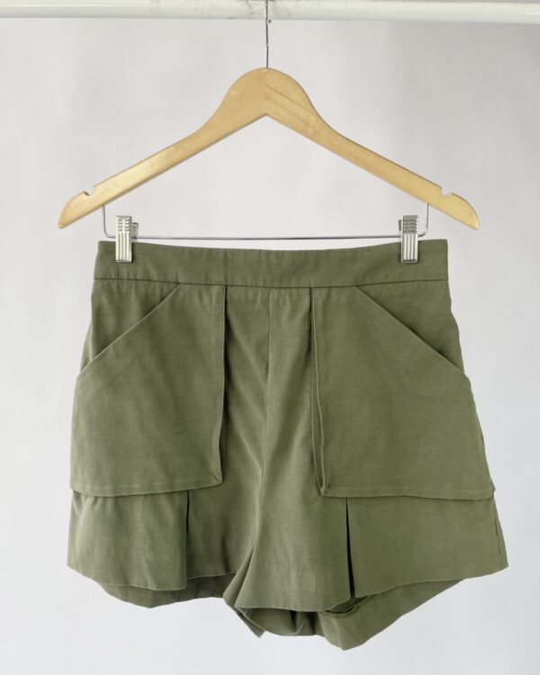 Short verde millitar CRIS BARROS - 40 - VENDIDO SISTEMA OTO