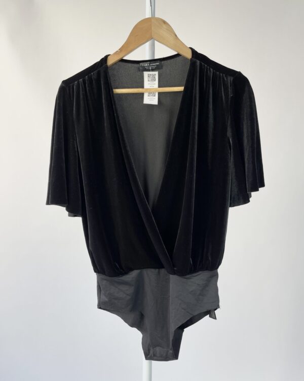 Body veludo preto com decote ZARA - M - VENDIDO SISTEMA OTO