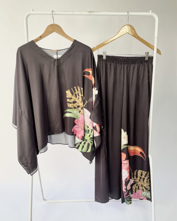 Conjunto preto com estampa flores ATELIÊ DOS LENÇOS - G *nunca usado* - VENDIDO SISTEMA OTO