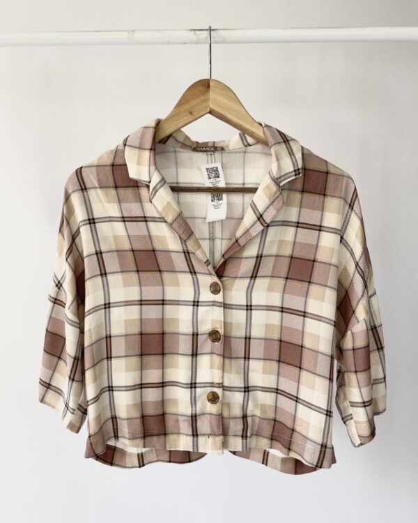 Blusa curta xadrez off e marrom GARAGE - P