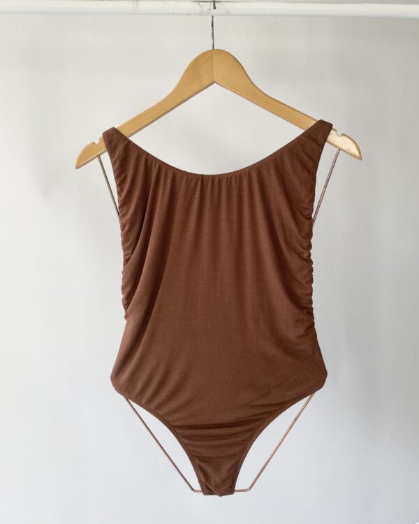 Body marrom com decote costas LOJA TRÊS - M *nunca usado*