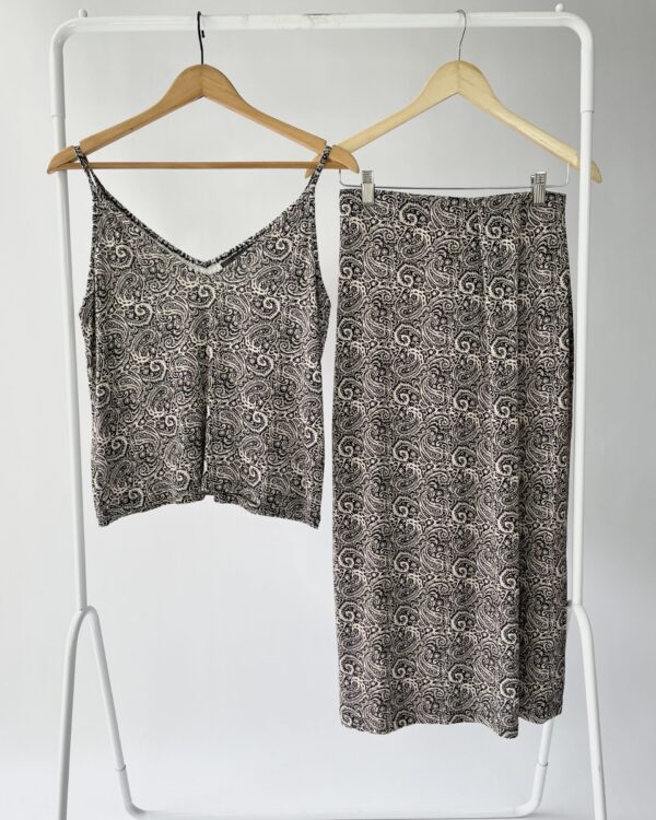 Conjunto saia e blusa cropped bege com estampa azul marinho MARIA FILÓ - P - VENDIDO SISTEMA OTO