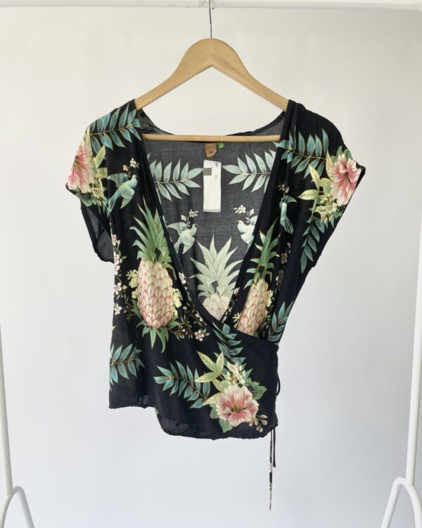 Blusa tranpassada preta estampa floral FARM - G - VENDIDO SISTEMA OTO