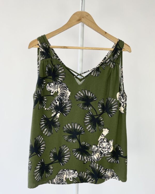 Regata verde musgo com estampa preta e bege MARIA FILÓ - G - VENDIDO SISTEMA OTO