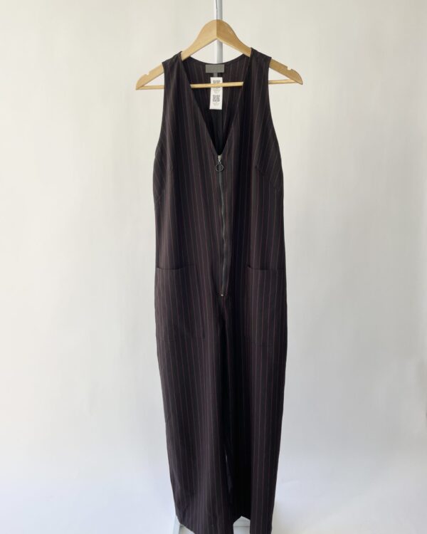 Macacão preto risca de giz detalhe de zíper na frente - A.BRAND - VENDIDO SISTEMA OTO