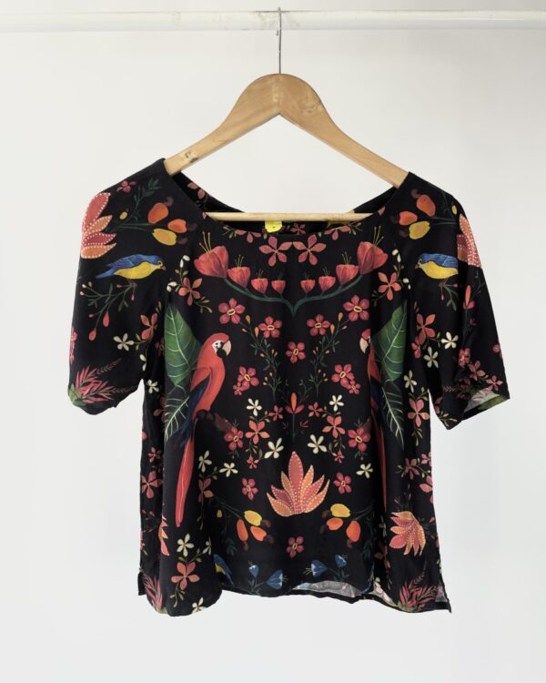 Blusa preta com estampa FARM - P - VENDIDO SISTEMA OTO
