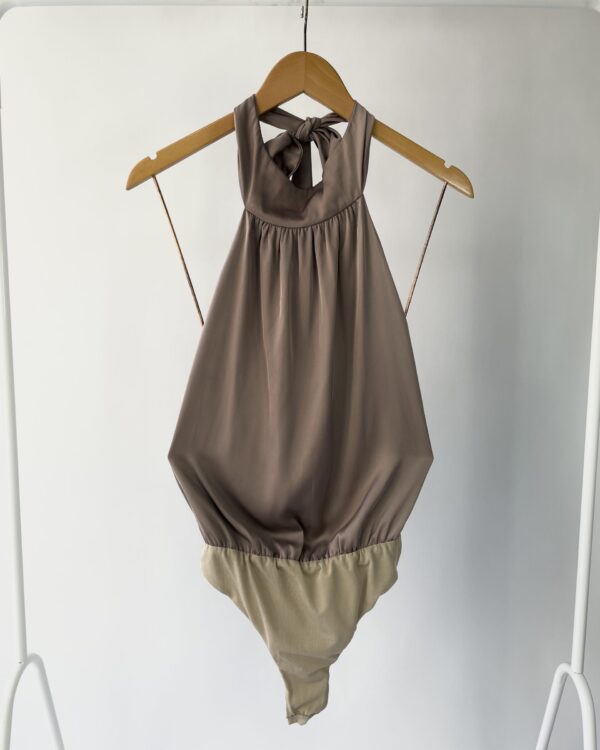 Body acetinado cinza com decote INTI - P - VENDIDO SIST OTO