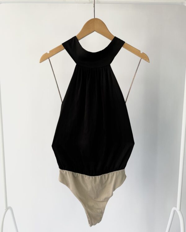 Body acetinado preto com decote INTI - P - VENDIDO SISTEMA OTO