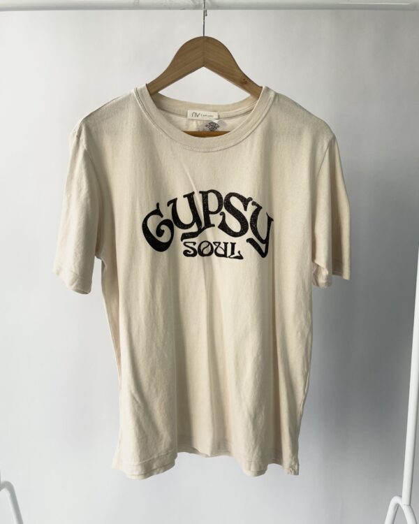 T shirt areia com estampa NV - P - VENDIDO SISTEMA OTO