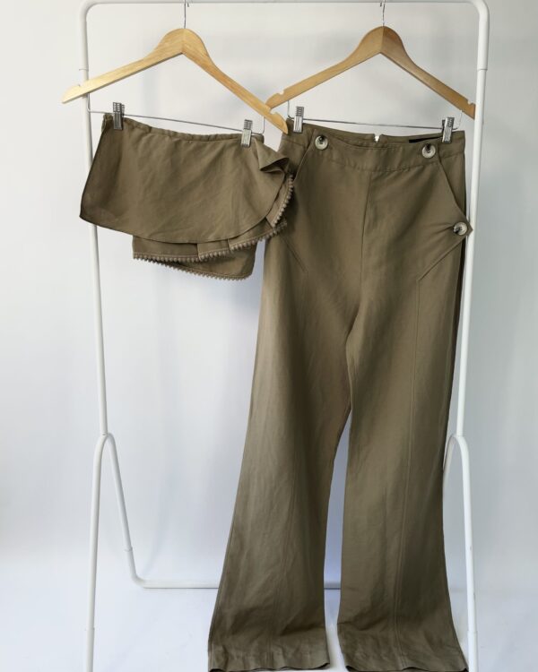 Conjunto cinza calça com blusa estruturada sem alça SKAZI - P - VENDIDO SISTEMA OTO