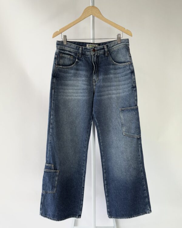 Calça jeans com desfiado REVERSA - 40 - VENDIDO SISTEMA OTO