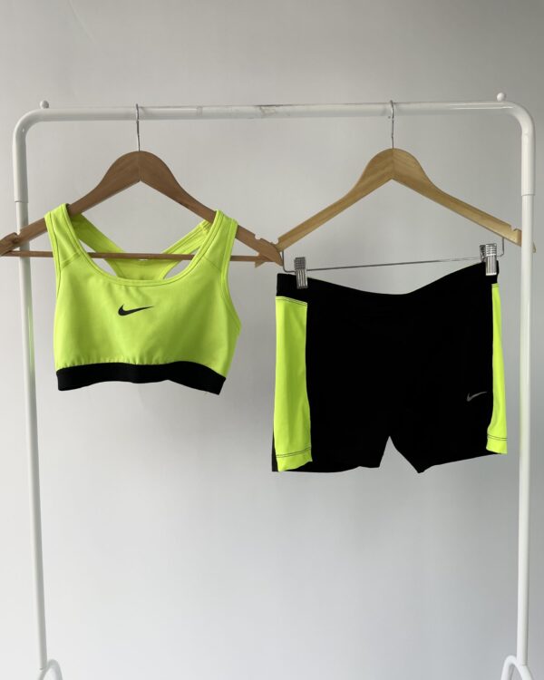 Conjunto preto com verde limão short e top NIKE - M