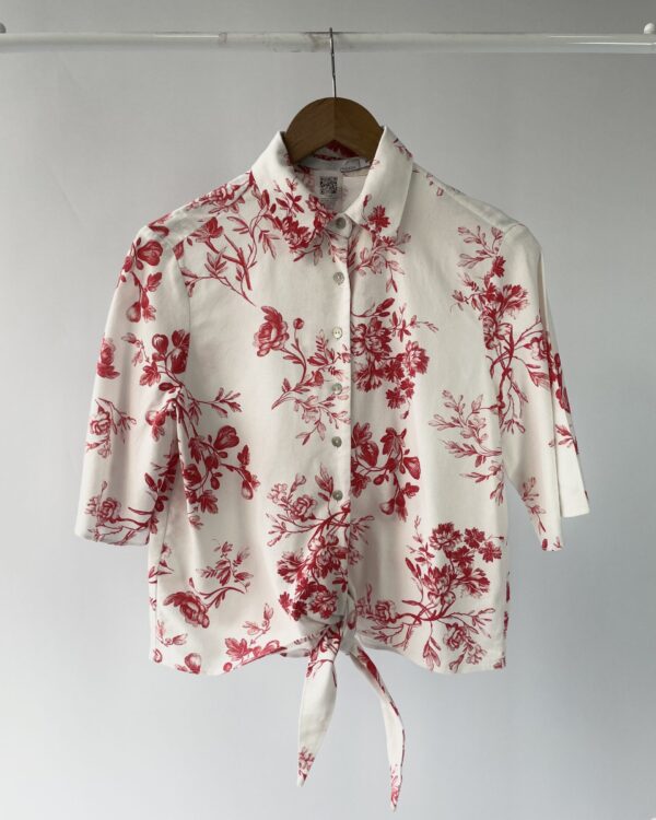 Camisa linho curta e amarração na frente branca estampa floral vermelha SACADA - 40 - VENDIDO SISTEMA OTO