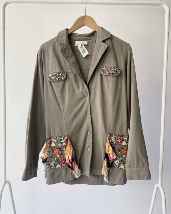 Camisa cinza com aplicações coloridas ROSANA BERNARDES - M - VENDIDO SISTEMA OTO