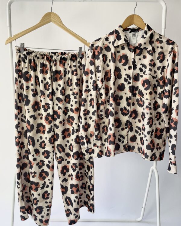 Conjunto camisa e calça estampa onça I DRESS - M - VENDIDO SISTEMA OTO