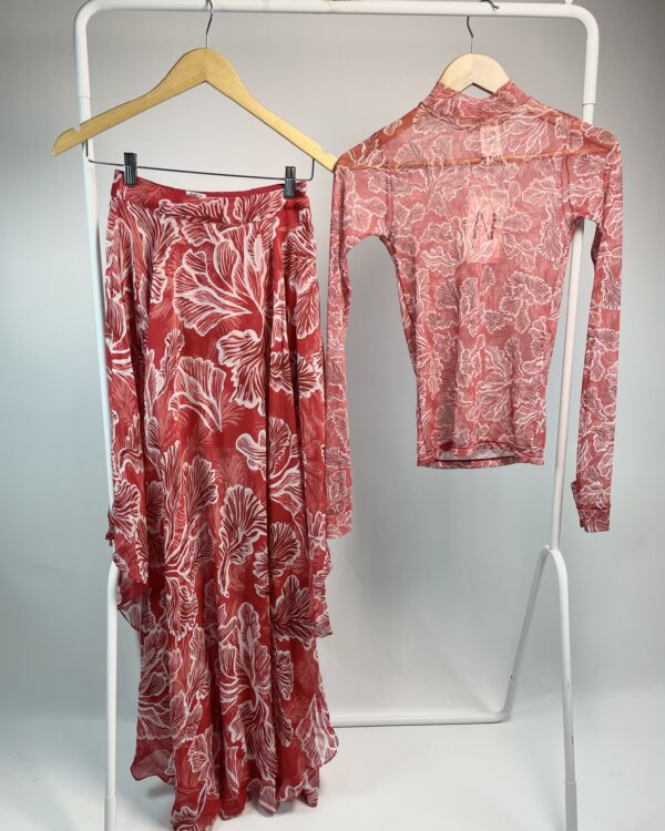 Conjunto vermelho saia assimetrica transparente e blusa tule est. branca NIINI - 34 *nunca usado* - VENDIDO SISTMA OTO