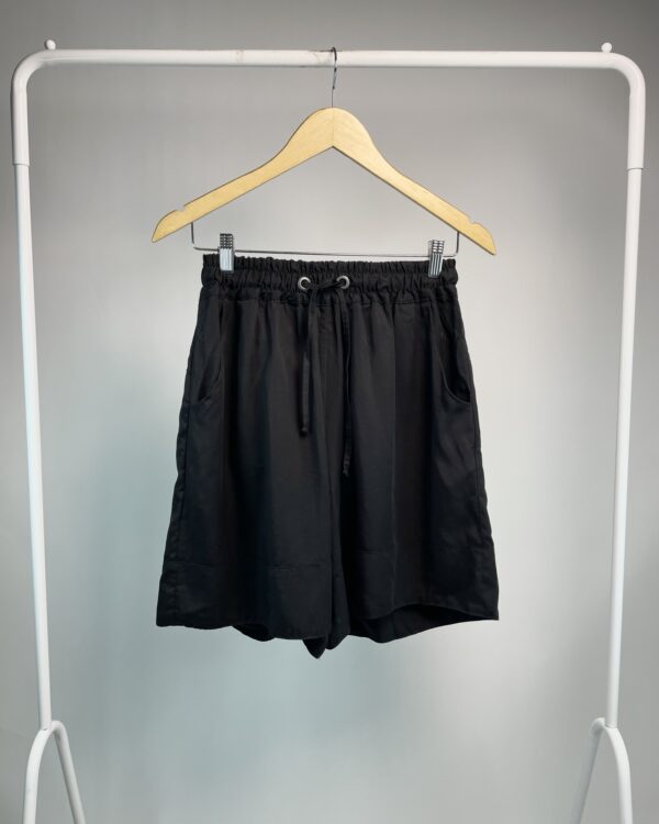 Short preto elástico na cintura IDA - 36 *nunca usada*