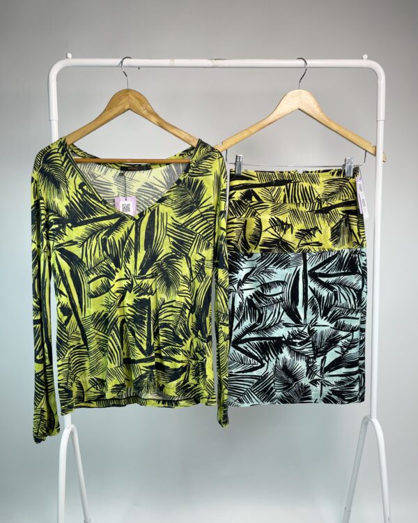 Conjunto blusa e saia lápis verde azul estampada ANIMALE - P