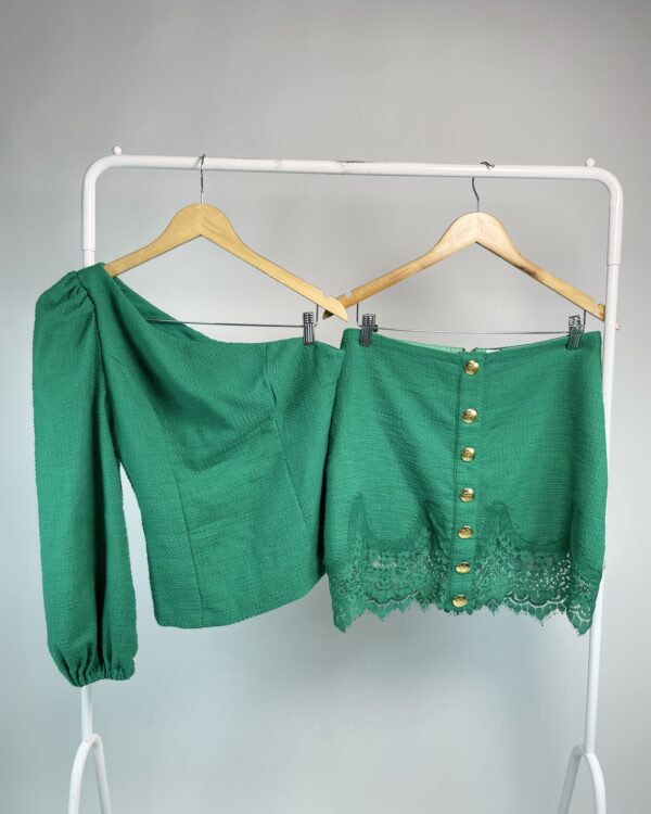 Conjunto tweed saia curta e blusa um ombro verde AGILITÁ - 38