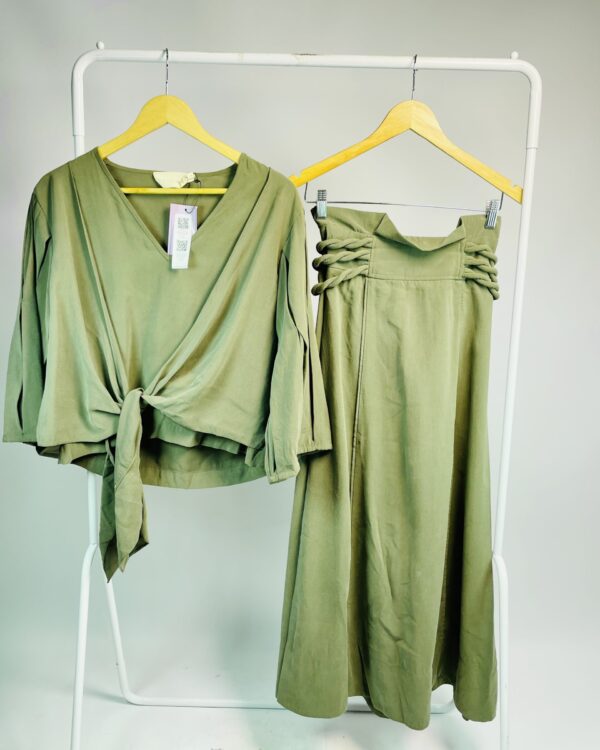 Conjunto blusa com amarração na frente e saia midi verde oliva A.NIEMEYER - 36 - VENDIDO SISTEMA OTO