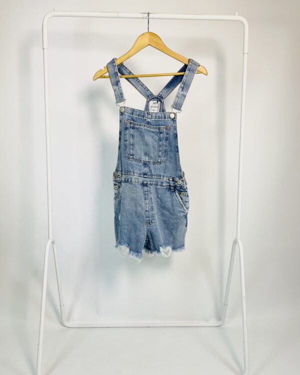 Jardineira curta jeans com barra desfiada JEANSWEAR - 40 - VENDIDO SISTEMA OTO