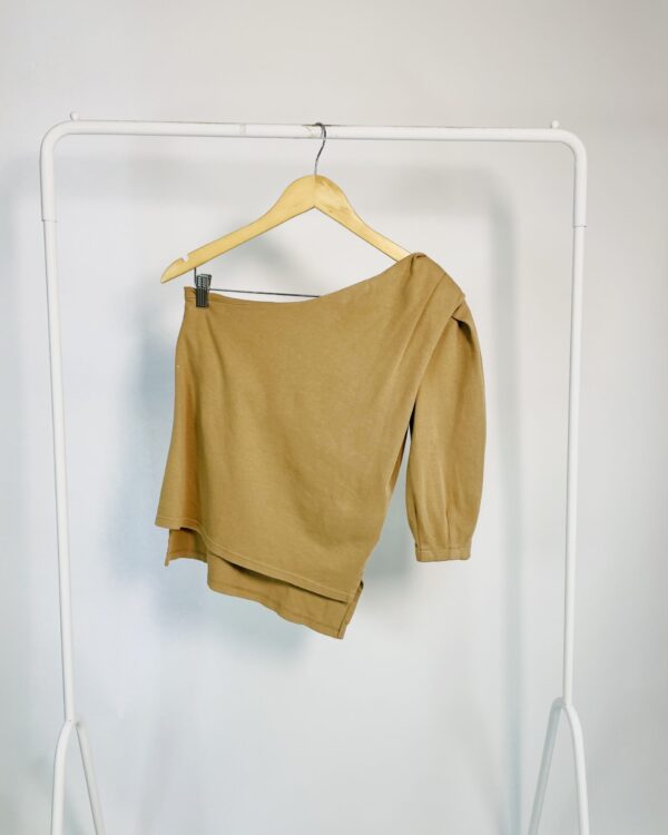 Blusa malha caqui um ombro só BOBÔ - PP