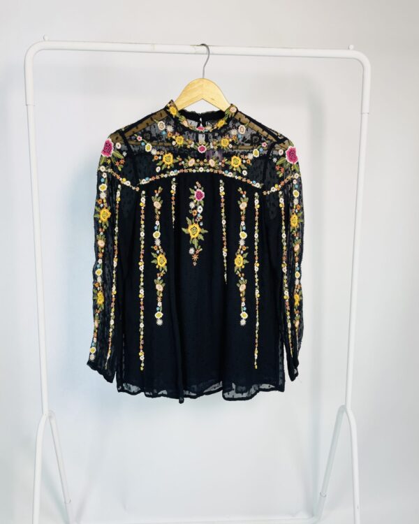 Bata preta com flores coloridas bordadas ZARA - P - VENDIDO SISTEMA OTO