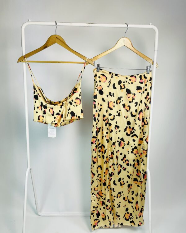 Conjunto blusa e saia midi acetinada bege com estampa HERA - M