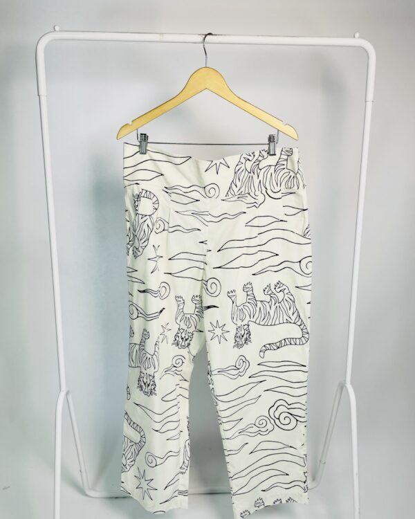 Calça off com estampa desenhos preto lastex na cintura BDLN - GG - VENDIDO SIST OTO