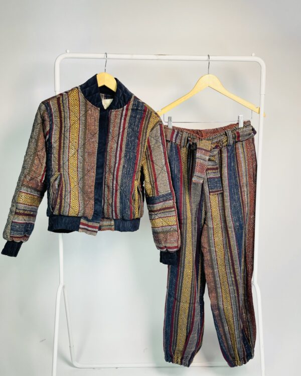 Conjunto calça e bomber azul marinho com estampa e fios de lurex com faixa SAVY + NK- P VENDIDO SISTEMA OTO