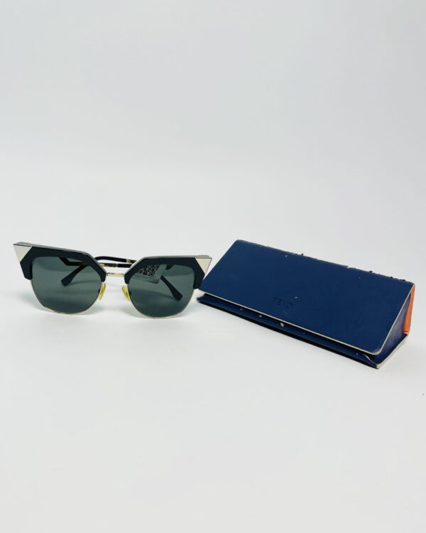 Óculos gatinho preto com dourado FENDI - VENDIDO SISTEMA OTO