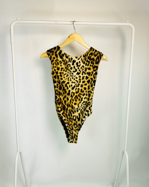 Maiô estampa onça ombro a ombro THE PARADISE - P *nunca usado* - VENDIDO SISTEMA OTO
