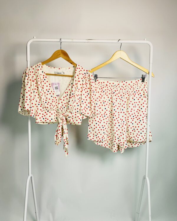 Conjunto off white short e blusa cropped poás vermelhos e roxo ABRAND - 36