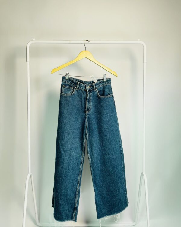 Calça jeans lavagem escura desfiado na barra ZARA - 34 - VENDIDO SISTEMA OTO