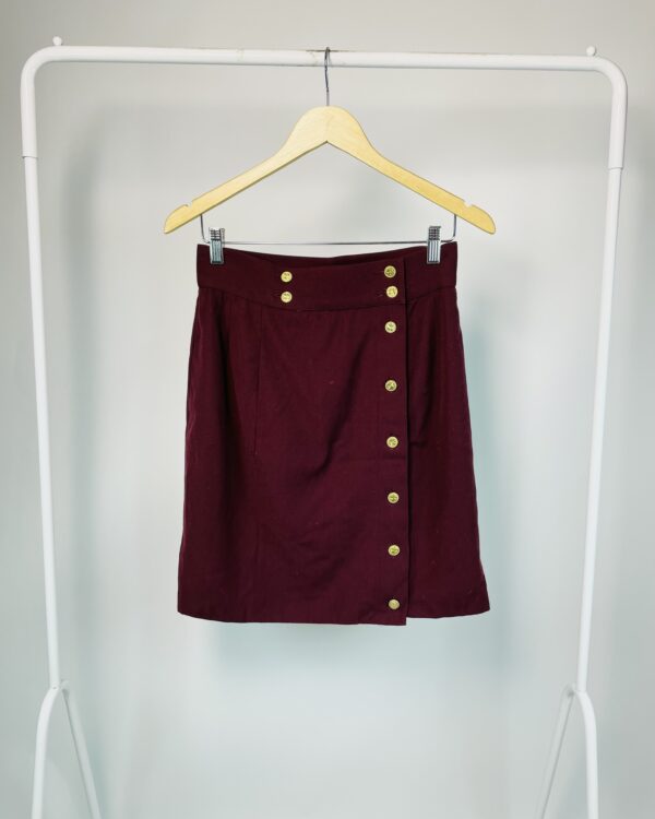 Saia bordô com botões dourados CHANEL - 36 - VENDIDO SISTEMA OTO