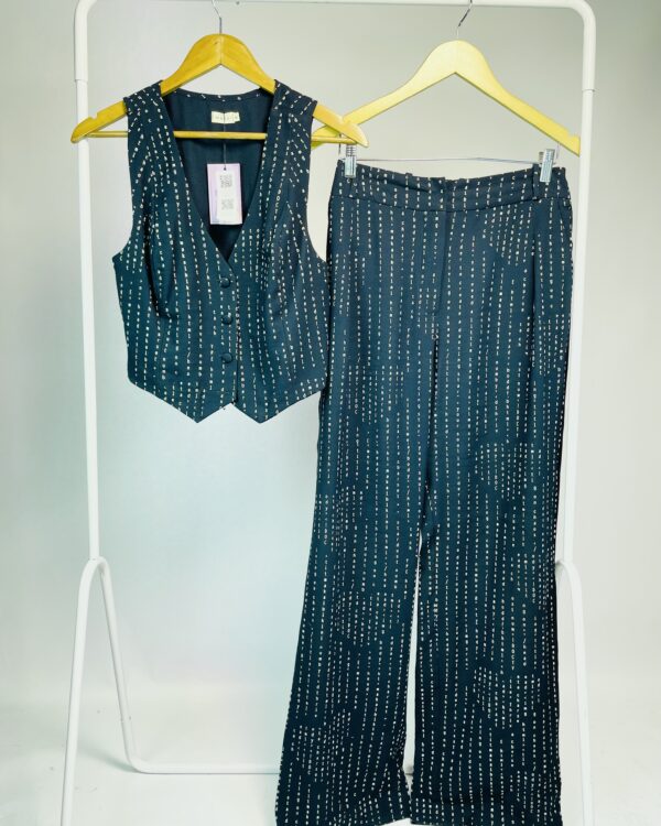 Conjunto colete e calça azul marinho com escritos em branco MAKAI - M