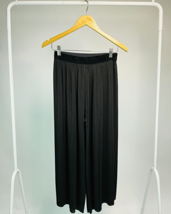 Calça pantacourt preta plissada ZARA - P - VENDIDO SISTEMA OTO