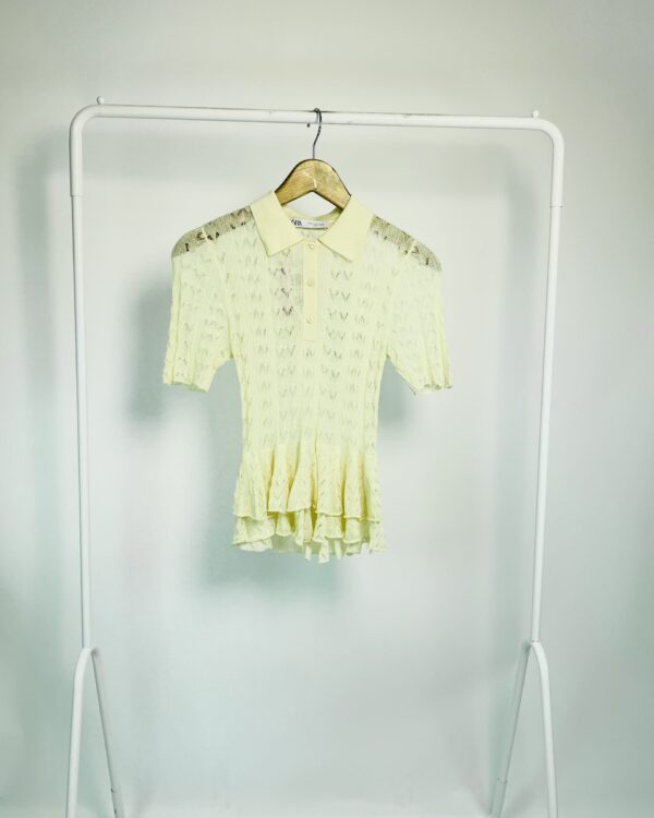 Blusa tricot gola polo babados na barra creme ZARA - M