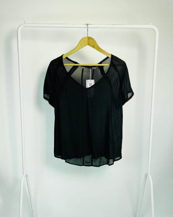 Blusa preta decote v com transparência MARIA FILÓ - M - VENDIDO SIST OTO