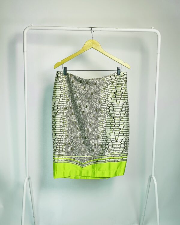 Saia midi acetinada estampada bege com verde lima na barra TEMPO 4 - 44 - VENDIDO SISTEMA OTO