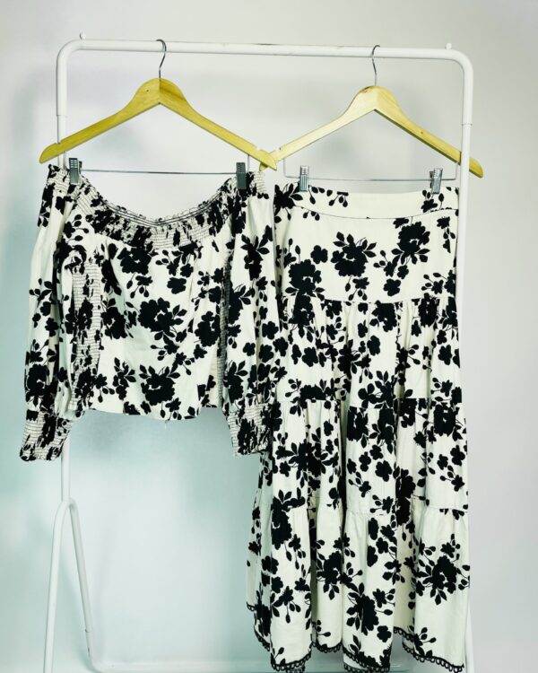 Conjunto blusa com lastex e saia midi p&b estampa floral AGILITÁ - 40 - VENDIDO SISTEMA OTO
