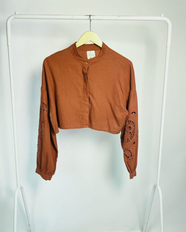 Blusa cropped linho terracota com manga longa e bordados TISSÉ - M