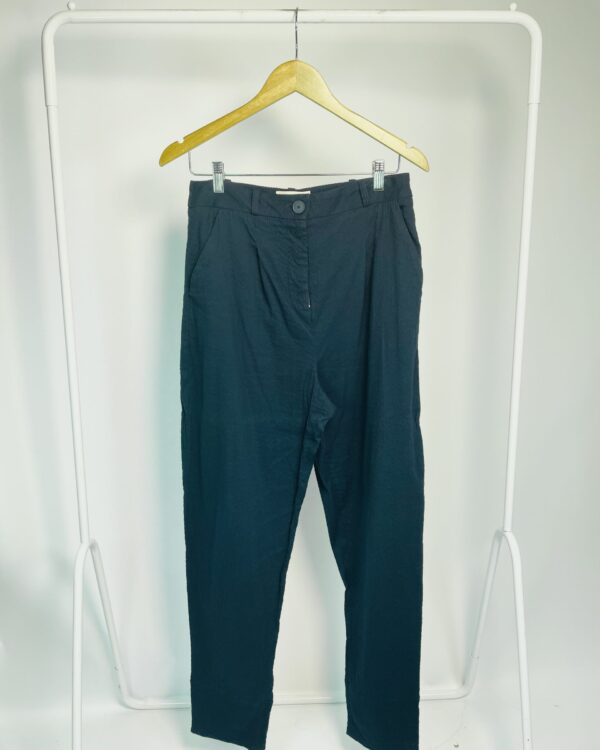 Calça azul marinho texturizada bolso faca CRIS BARROS - 38 - VENDIDO SISTEMA OTO