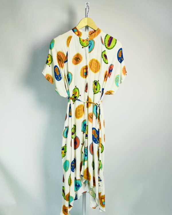 Vestido chemise com faixa off white e estampa colorida casa BDLN + RIACHUELO - P - VENDIDO SISTEMA OTO