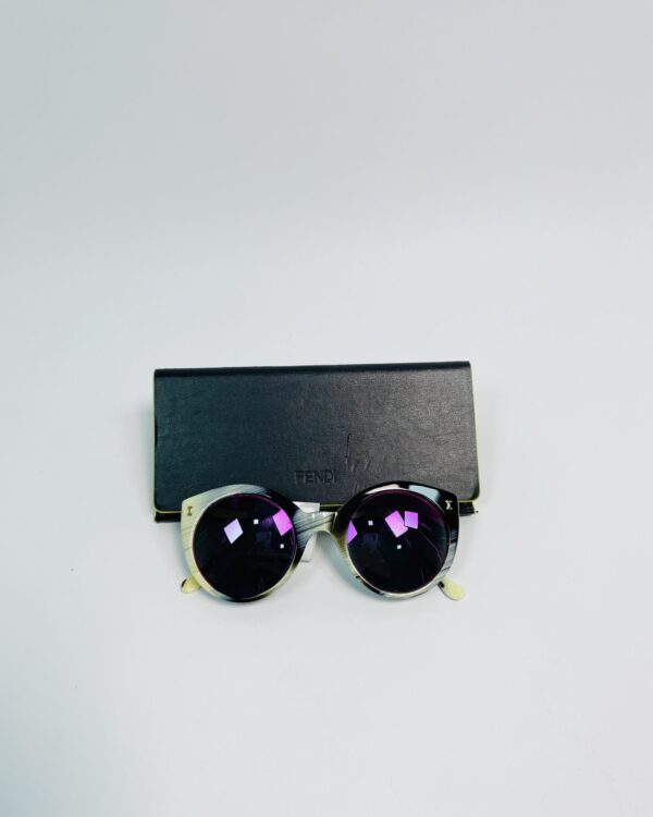 Óculos oval espelhado off com azul ILLESTEVA