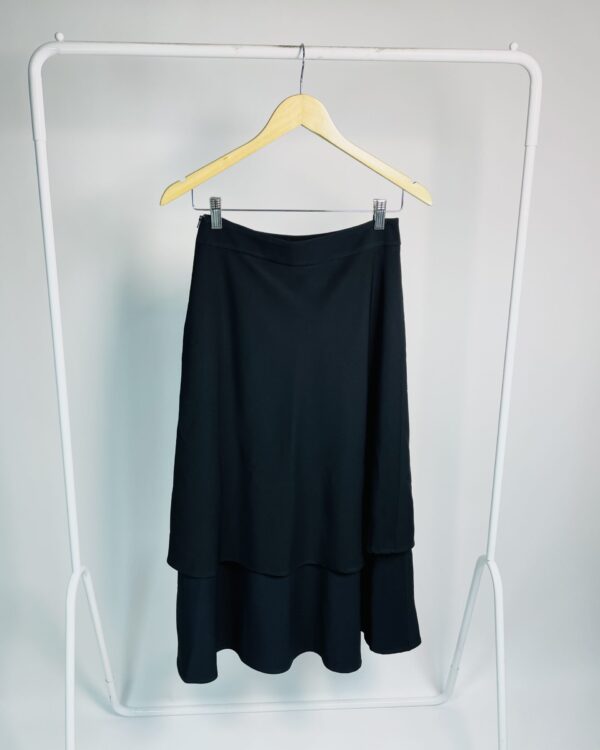 Saia midi preta camadas na barra KARMANI - P *nunca usado* - VENDIDO SISTEMA OTO