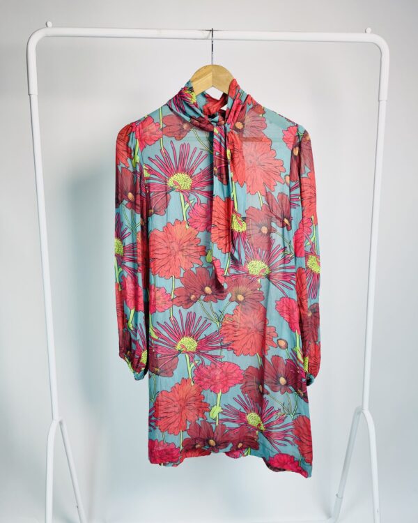 Vestido curto seda manga longa azul e vermelho estampa floral TIG - M - VENDIDO SISTEMA OTO